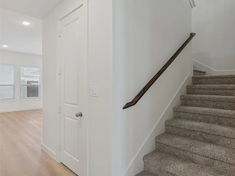 928 Marian Dr — Photo 4