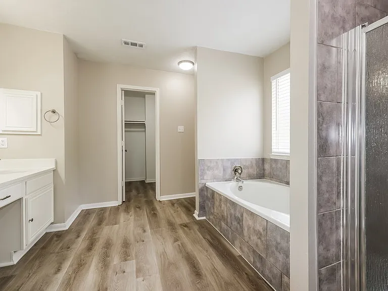 18450 Hollow Oaks Cir — Photo 11