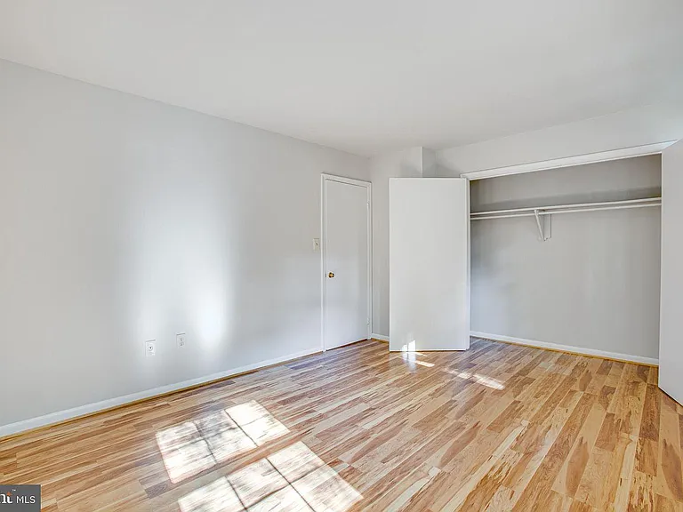 402 Greenbrier Ct #402 — Photo 9