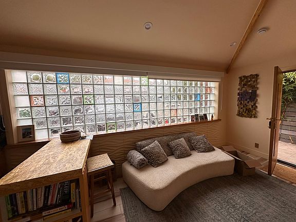 4th image of 621 Rose Ave #3