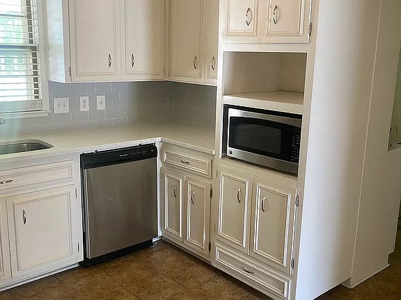 3rd image of 601 Larkin Ln