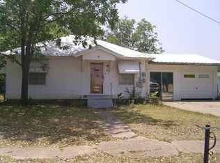 806 E White St, Hamilton, TX 76531