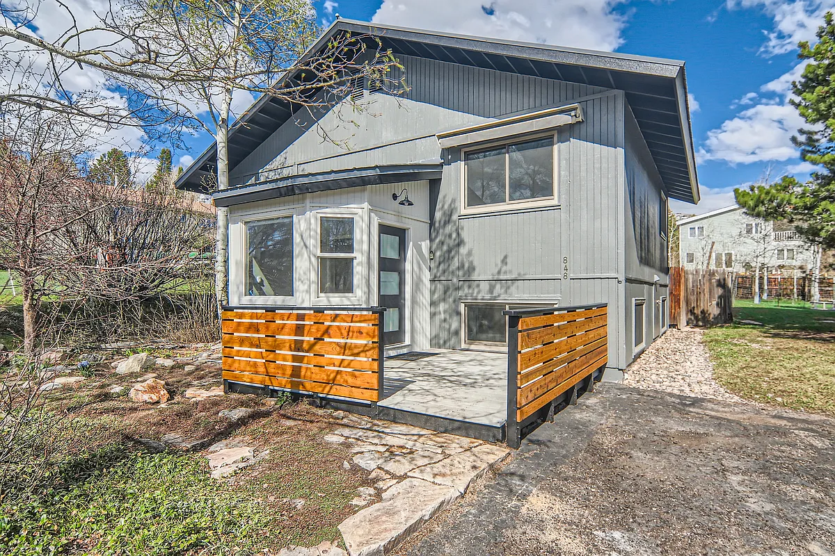 Front porch leading to large mudroom - 848 N Larimer St