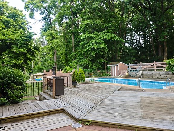 4th image of 19 McKinley Dr