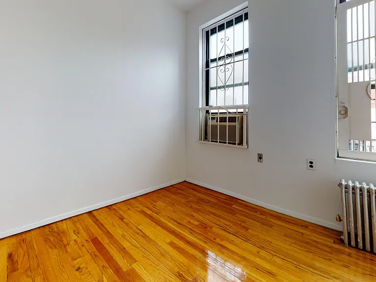 214 E 10th St #10 — Photo 7