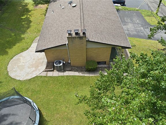 3rd image of 148 Dwellington Dr