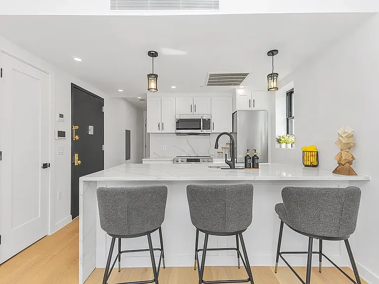 21-08 31st St #4R — Photo 7