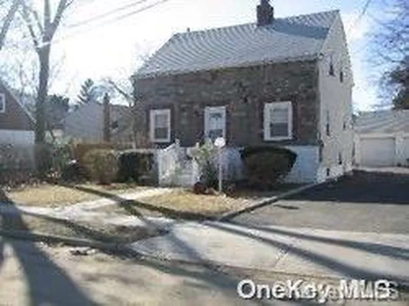 (undisclosed Address), Roosevelt, NY 11575