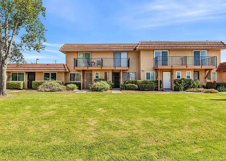 2 bed, 1.5 bath, 1060 sqft, $2,950 — Photo 2