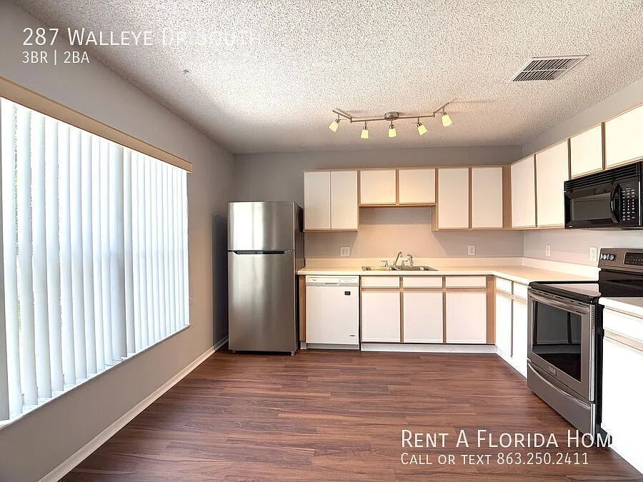 Move-In Ready! New Interior Paint! New Laminate Flooring! New Bathroom Tile! Lawn Care & Pest Con... — Photo 3