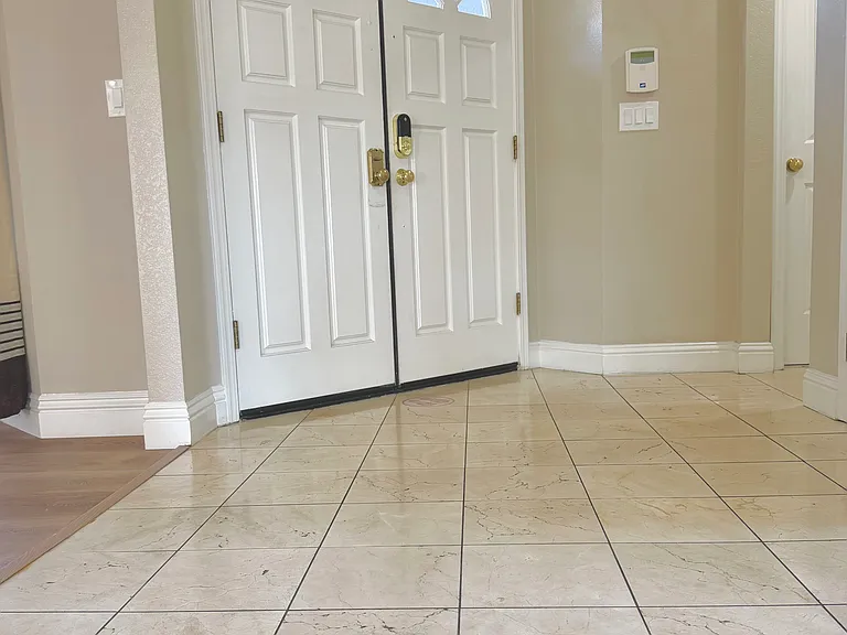 1066 Sandalwood Ln — Photo 2