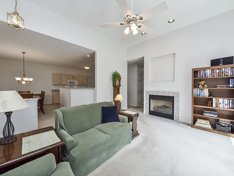 1011 Woodview Ct — Photo 4