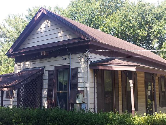 Side entrance into kitchen, easy grocery unloading.