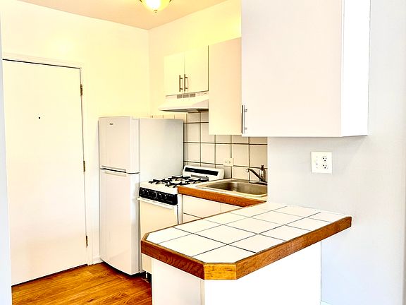 4th image of 4031 N Kenmore Ave APT 302