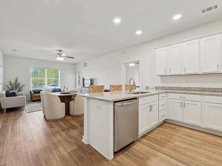 Lakeview Terrace — Photo 13