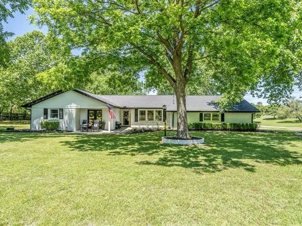 100 Hill Top Ct, Weatherford, TX 76087