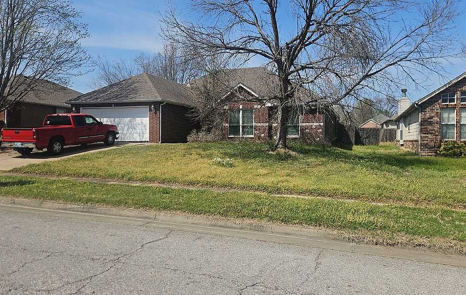 1st image of 928 W Quincy St