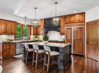 10053 Trails End Rd, Chanhassen, MN 55317