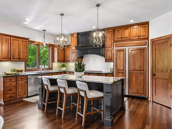 10053 Trails End Rd, Chanhassen, MN 55317