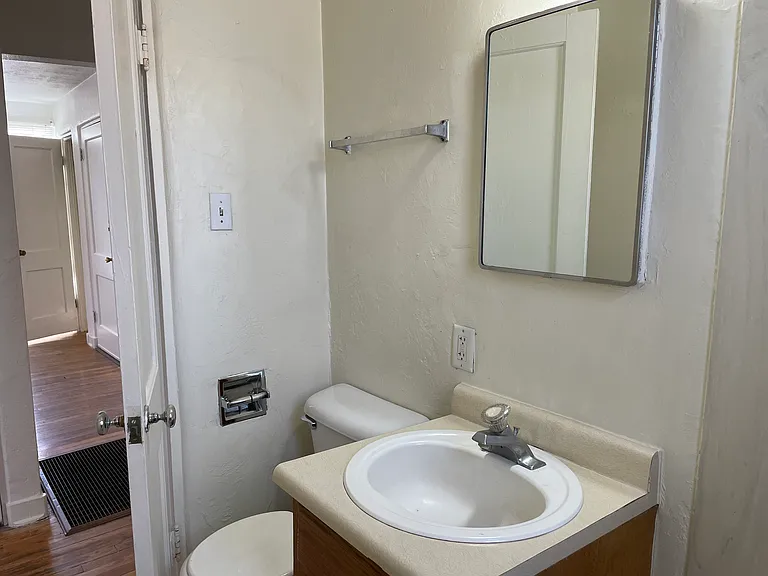 Charming & Totally Updated 1 Bedroom Apartment Downtown — Photo 12