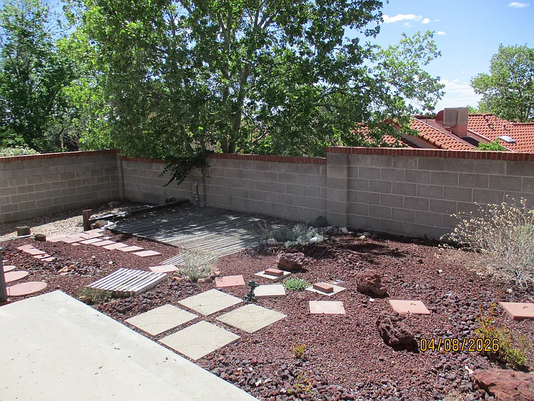 10409 Camino Del Oso NE — Photo 30