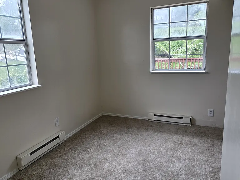 555 1/2 Canterbury Dr — Photo 20