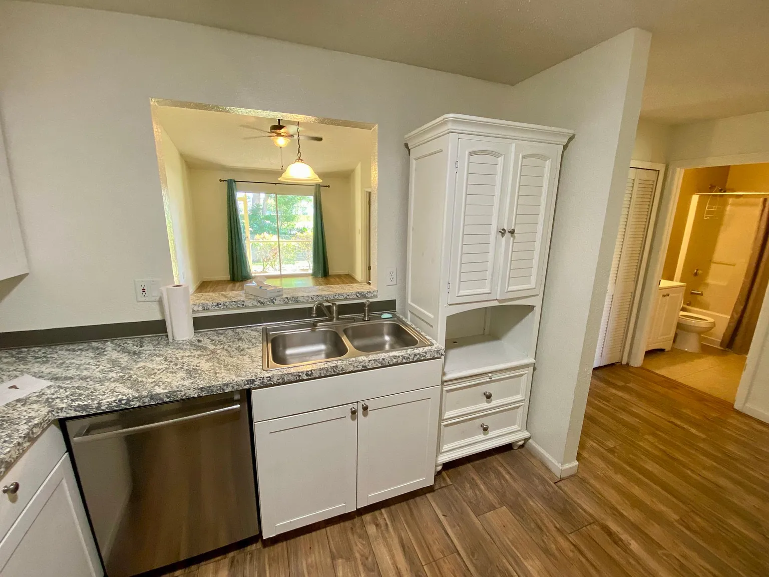 2 bed, 888 sqft, $1,580 — Photo 4