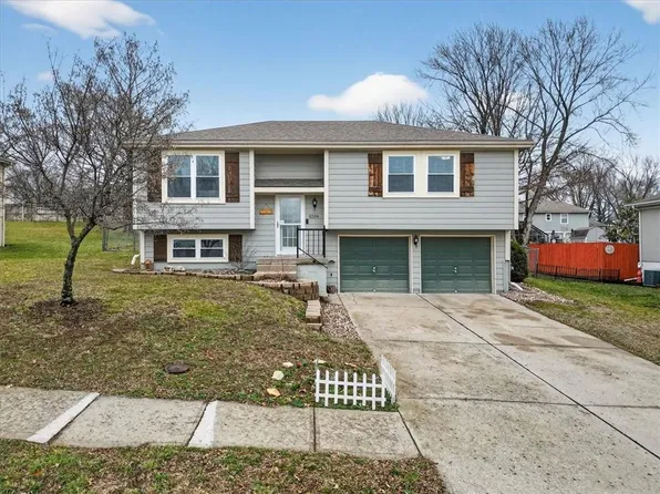 5209 NW Pennington Ln, Blue Springs, MO 64015
