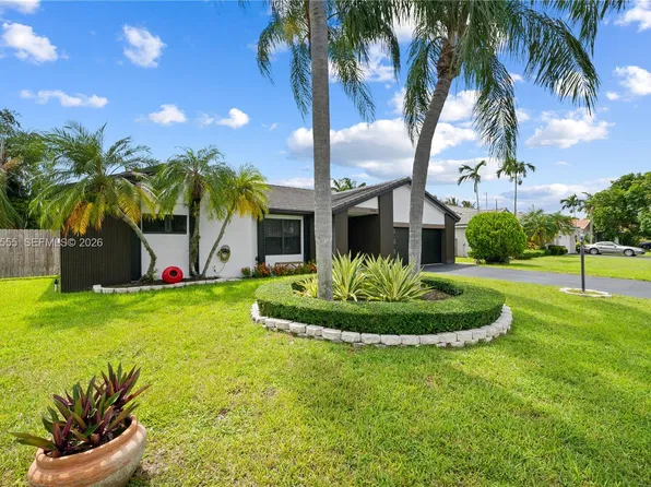 5741 W Waterford Dr, Davie, FL 33331