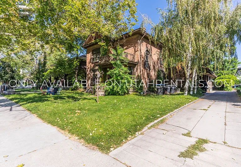 429 E Center St — Photo 3