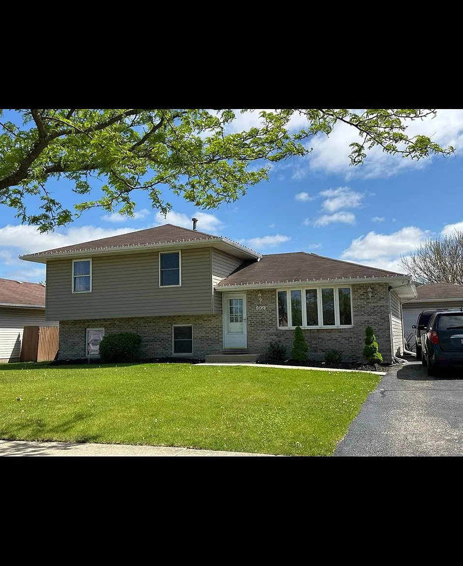 Lovely single family home in a great neighborhood near district 202 schools. — Photo 1