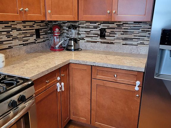 5th image of 36 Rockville Ave
