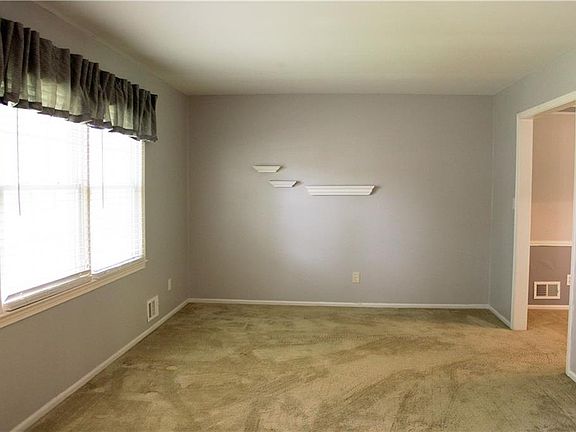 3rd image of 528 Mark Ln