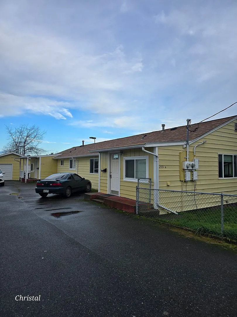 3 Bedroom in Bremerton — Photo 3