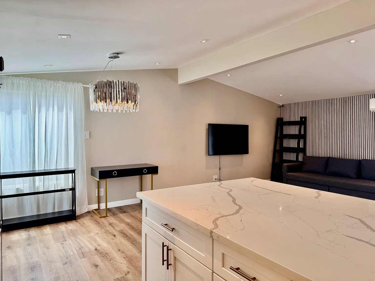 660 Beach St — Photo 3