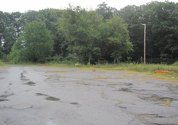 2nd image of 2083 Bridge St