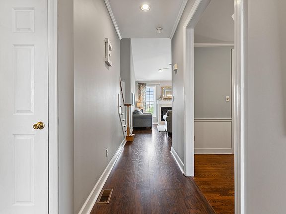 3rd image of 1305 Parkview Ct
