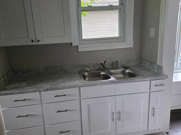 1174 Linden Ave — Photo 2