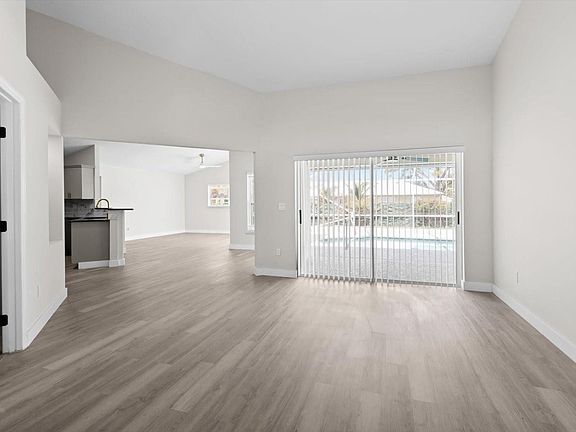 4th image of 1029 SW Jennifer Terrace