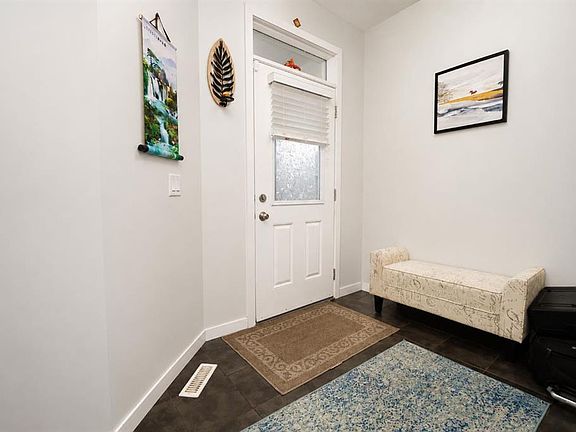 4th image of 146 E Skyview Point Cres NE