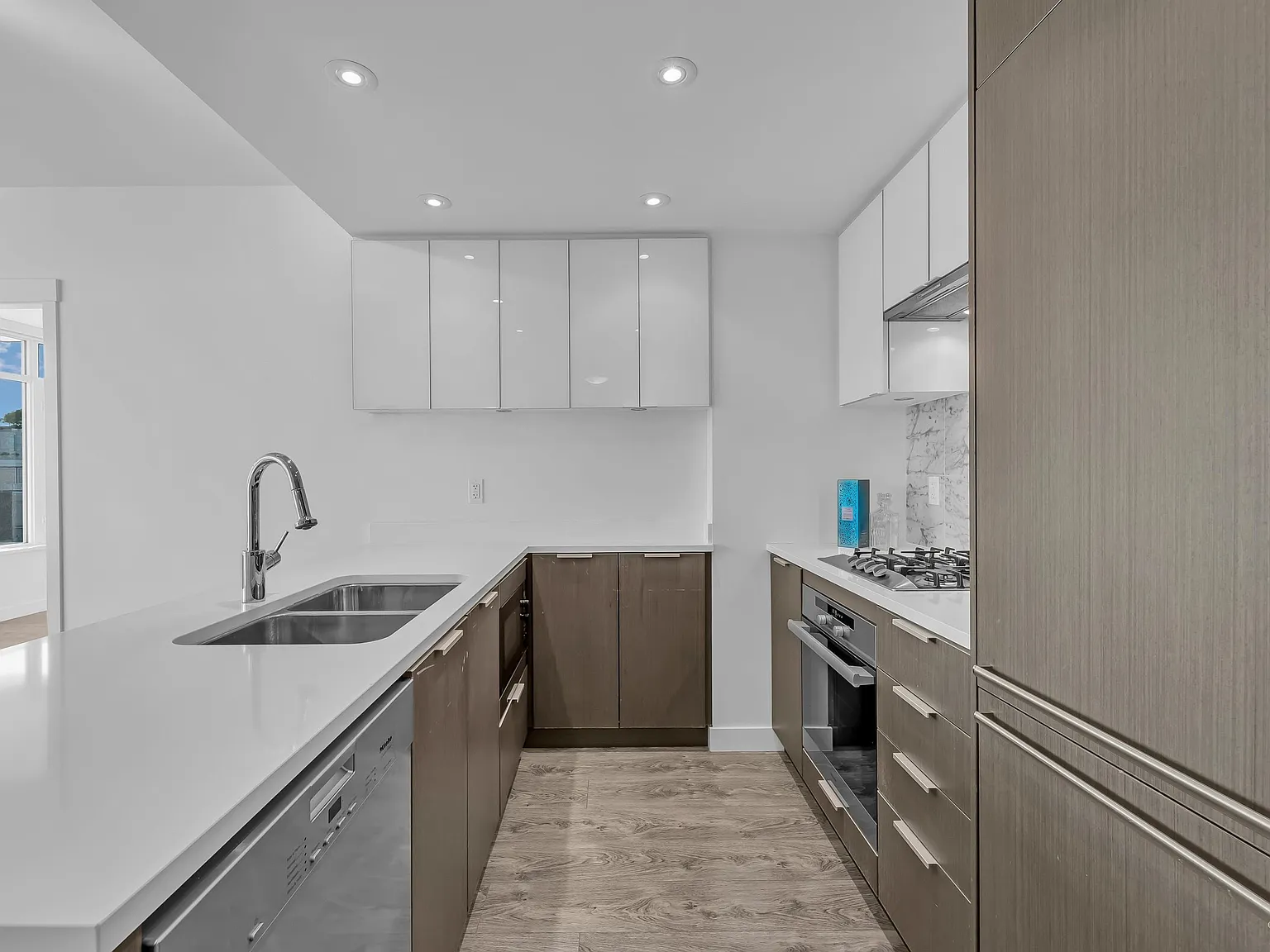 2 bed, 702 sqft, $3,600 — Photo 4