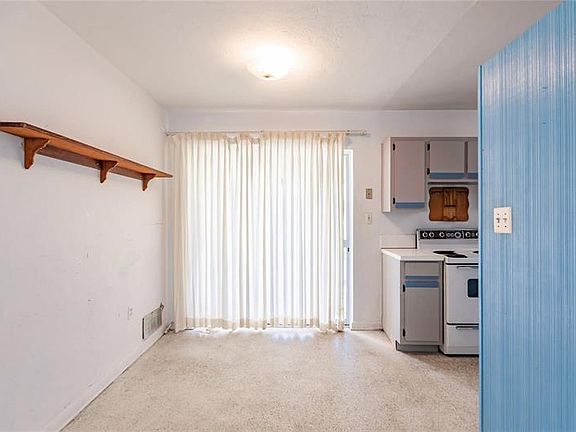 5th image of 21307 Gladis Ave