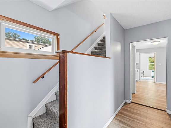 5th image of 364 Curtis St
