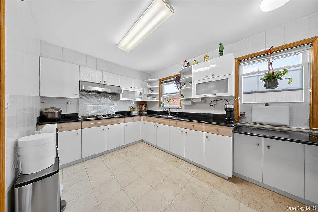 3 bed, 1050 sqft, $3,200 — Photo 3