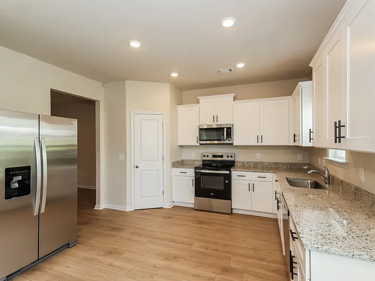 636 Mackenzie Cv — Photo 7