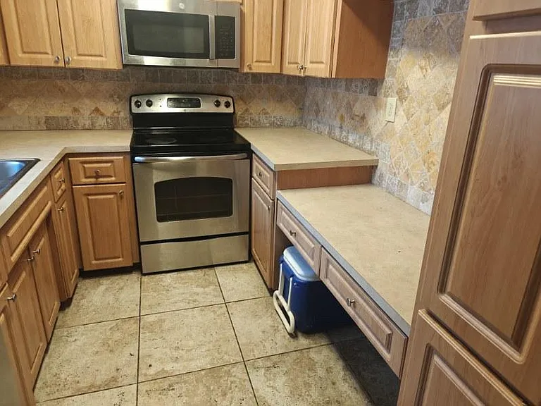 2738 NE 30th Pl #13 — Photo 6
