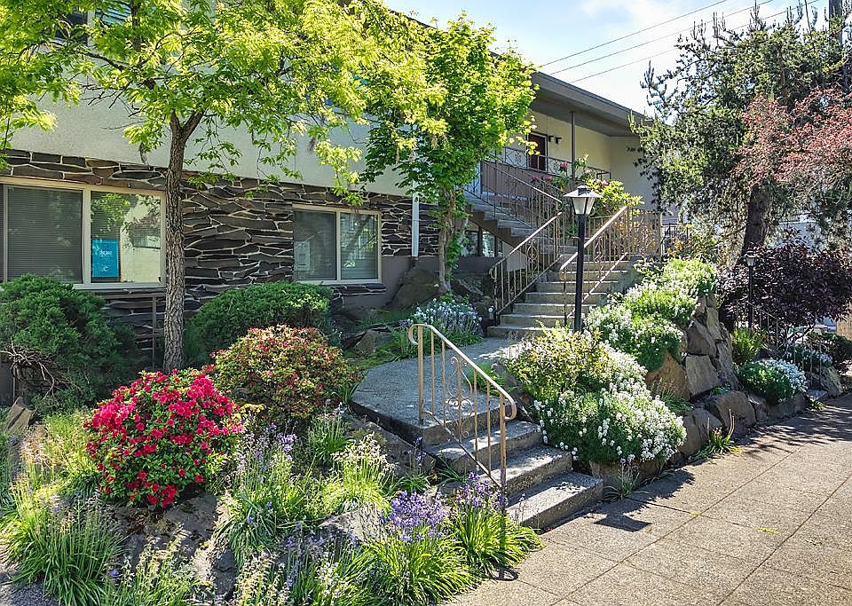 Classic Mid-Century 7 unit building. Very nicely maintained!