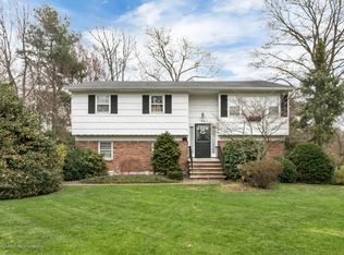 32 Tanglewood Rd, Middletown, NJ 07748