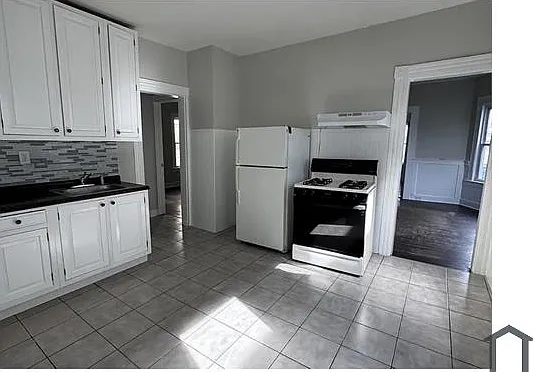 4 bed, $2,350 — Photo 1