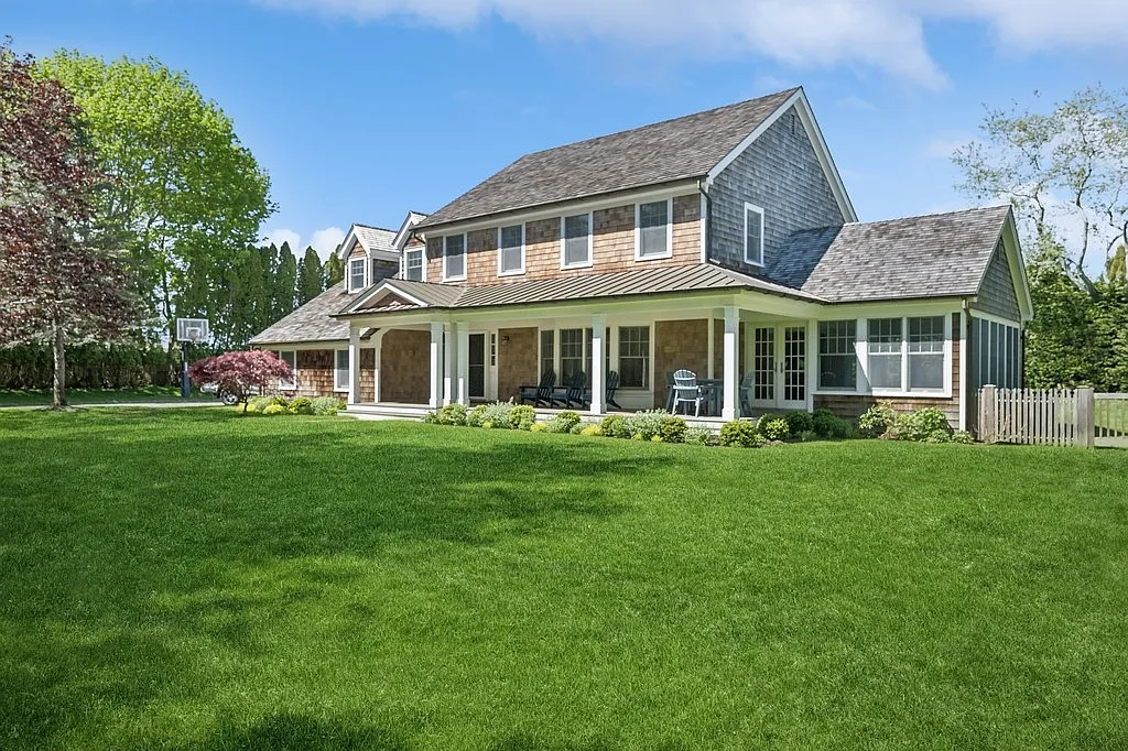 Beautiful East Hampton Village Retreat — Photo 2